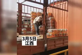 17岁女孩一个人卸530包啤酒。网友:生活和工作的苦总得吃一个视频封面