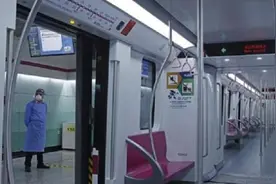 3人被行拘！上海地铁6号线一女乘客只穿内衣让人拍照，警方通报视频封面