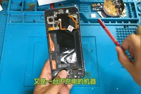 荣耀手机不充电，拆开手机看看，客户自己把排线装反了视频封面