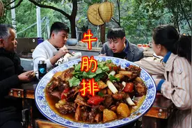 1箱牛肋排，配胡萝卜土豆德哥一锅煮，骨头啃完了还可以汤泡饭