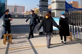 童心未泯！女大学生高校门口跳舞，保安大叔一个动作逗乐众人视频封面