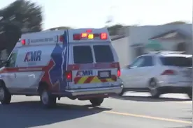 救护车紧急出动 私家车不避让 迫使救护车强行超车