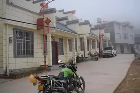 云南和越南交界处，中国一侧国家免费帮建房子，边民生活太幸福了视频封面