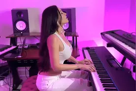 世界上最性感女钢琴家演奏《原野追逐》, 轻灵飘逸的琴声！视频封面