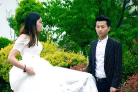 小伙结婚当天却不敢邀请母亲参加。视频封面