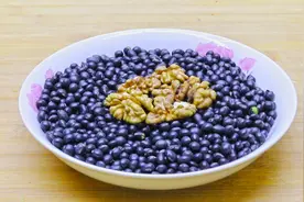 黑豆里放一把核桃，教你没吃过的做法，吃完睡眠好，比吃补药还好