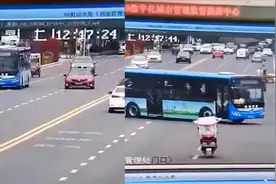 安顺公交坠湖瞬间：突然调头加速冲入湖内，当地正在全力救援中