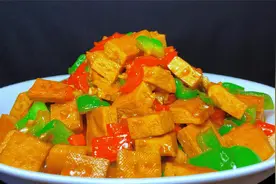 炒青椒最忌直接下锅炒，多加1步，翠绿鲜嫩，饭店不外传的手艺