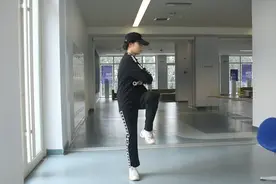 早上空腹做，原地扭腰提膝100次，瘦腰瘦肚子，锻炼核心