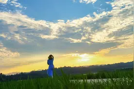 手把手教你手机拍摄逆光乡间田野唯美人像，仿佛去到了大理...