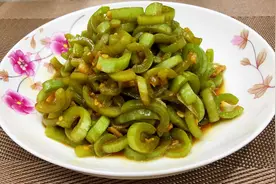 清炒蛇豆角的做法，长度一米的蛇豆角，炒起来吃着过瘾