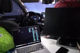 比亚迪唐混动车拿来当床睡 电空调一开 真像家里多出来的一间房