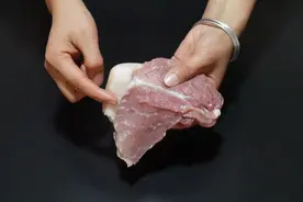 猪肉别用清水洗，卖猪肉的大叔教我一招，血水脏东西全跑出来