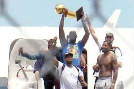 骑士在夺冠后回到克利夫兰，在下飞机时接受全场欢呼视频封面