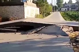 许昌多处水泥路石板疑因高温拱起，体温计放地面直接爆表视频封面