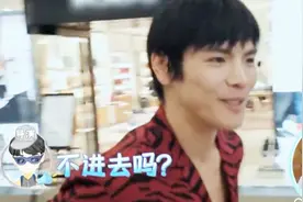 郭碧婷偷偷去试婚纱，谁注意到向佐偷看的眼神，网友：真爱装不出