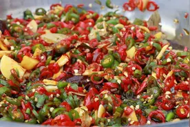 家里青红椒太多吃不完，像这样泡一坛配米饭太好吃，一年都不会坏视频封面