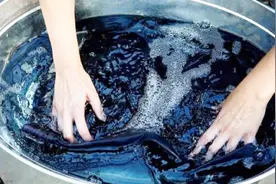 新买的牛仔裤，可别用盐水防褪色了！这样处理下，怎么洗都不褪色视频封面