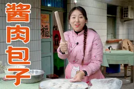 小雨给侄儿做酱肉包子，配着老家的萝卜干吃，太绝了