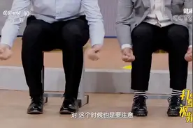 巧叩足三里穴通胃经！专家现场详细教学，跟着试一试|健康之路视频封面