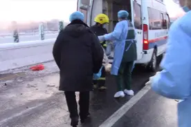 河南五车相撞2人被困，现场一片狼藉，消防员迅速清理防感染视频封面