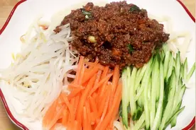 炸酱面的家常做法，鲜肉炒制特别关键，酱香浓郁，出锅真的太香了