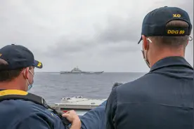 中美航母在菲律宾海“碰面”，辽宁舰亮出实战水准，震慑信号强烈视频封面