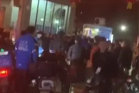 因外卖员撞业主后被拒入 饿了么骑手蜂聚武汉一小区对峙保安视频封面