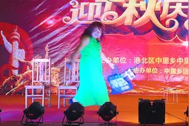 中里街迎中秋庆国庆联欢晚会搞笑小品，由网红廖庆习和龙山嫂表演