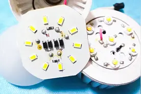 LED灯一闪一闪的，是这里出了问题，随便修修，再用2年也没有问题