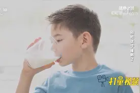 牛奶喝多有风险！孩子摄入过量，会增加性早熟的风险|健康之路
