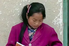 农村女孩读书梦破灭早早嫁人，城市女孩主动退学回家创业，纪录片视频封面