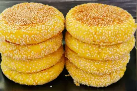 南瓜原味烧饼，酥香松软还有点甜，不用喝汤也能吃2个，做法简单