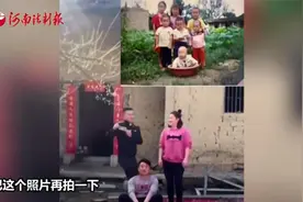湖北一家兄弟姐妹7个还原24年前照片 网友:当年最高的变成最矮的