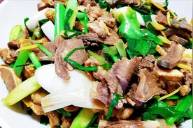 牛身上一部位长满倒刺，开水一烫掉一层皮，想不到竟是一道美食！