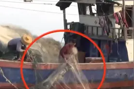 沿海渔民打鱼捞到不明物体 出水一看马上上交：竟是境外间谍装置视频封面