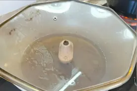 把锅盖倒扣在锅上，真是太聪明了，解决了30年大烦恼，省钱又实用