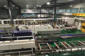 农夫山泉生产线的瓶盖就是这么旋转压紧的！