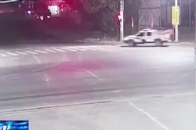 胆太肥！皮卡车一路“尾随”警车，被查发现有一部对讲机！视频封面