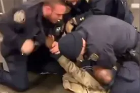 令人惊愕！男子地铁站违规抽烟 下一秒遭4名美国警察按倒爆锤视频封面