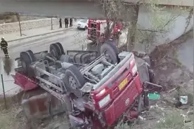 北京西五环一货车侧翻，易燃液体泄露司机受伤！消防紧急救援视频封面