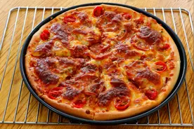 至尊披萨家庭做法：自制披萨酱和饼底，柔软又拉丝，比买的还好吃