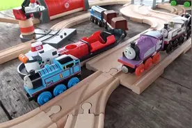 小男孩喜欢的托马斯小火车实木积木轨道平台搭建小火车玩具互动视频封面