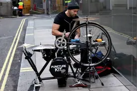 伦敦街头艺人自行车自制乐器表演，绝对劲爆超动感！视频封面