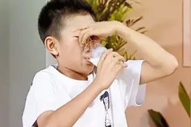 妈妈让刘星喝个牛奶跟喝药似的，需要百般劝说，百般逼迫视频封面