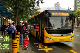 实拍兰州公交，比一些1线城市要好，智能公交站台也挺多视频封面