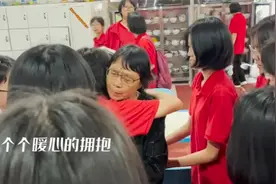 离开又折返……张桂梅和孩子们在道别时都哭了