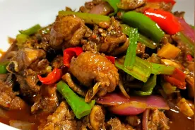 想吃鸡公煲不用去外面了，教你在家自己做，味道不比饭店差