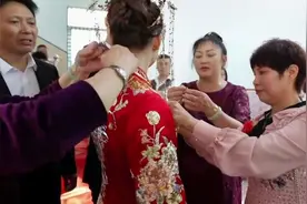 福建一姑娘出嫁，亲人们送她好多金首饰，一身金光闪闪好耀眼
