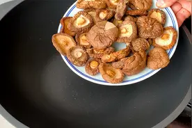 把干香菇放锅里炒一炒，出锅就是一道调味料，家家户户都用得到